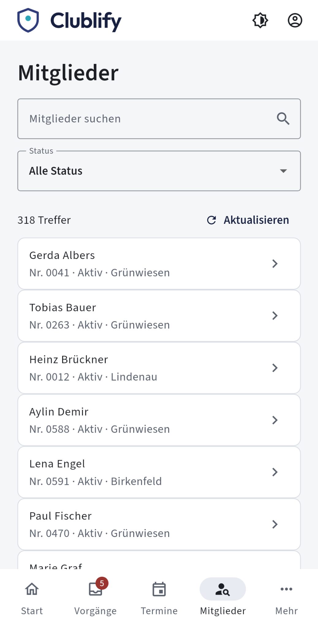 Die Mitgliederliste der Clublify-App zeigt Suche, Statusfilter und Mitgliedseinträge.