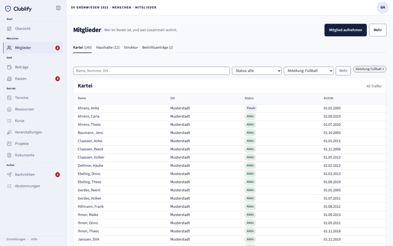 Mitgliederkartei in Clublify, gefiltert auf die Abteilung Fußball, mit Name, Ort, Status und Eintrittsdatum.